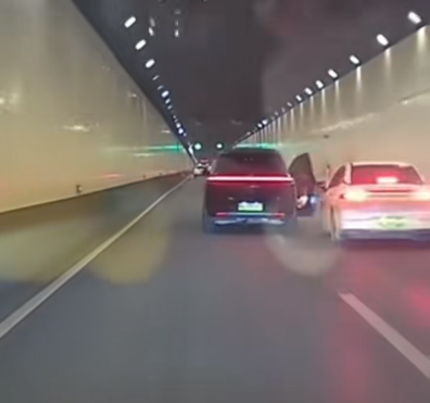 汽車隧道內突然開車門 疑惡意別車