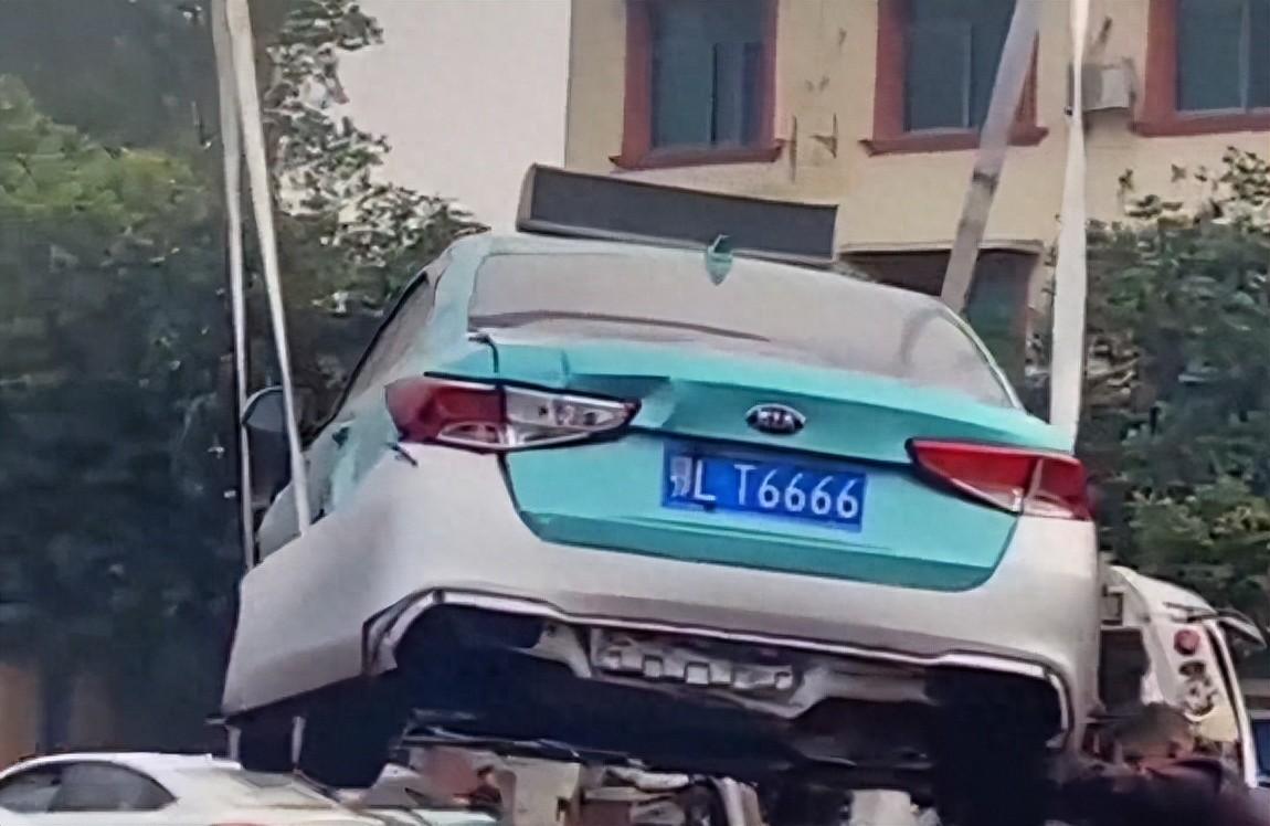 尾號6666出租車溜車墜河