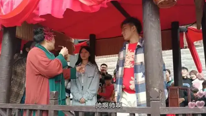 開封王婆說媒現場墻頭爬滿了人查看更多>