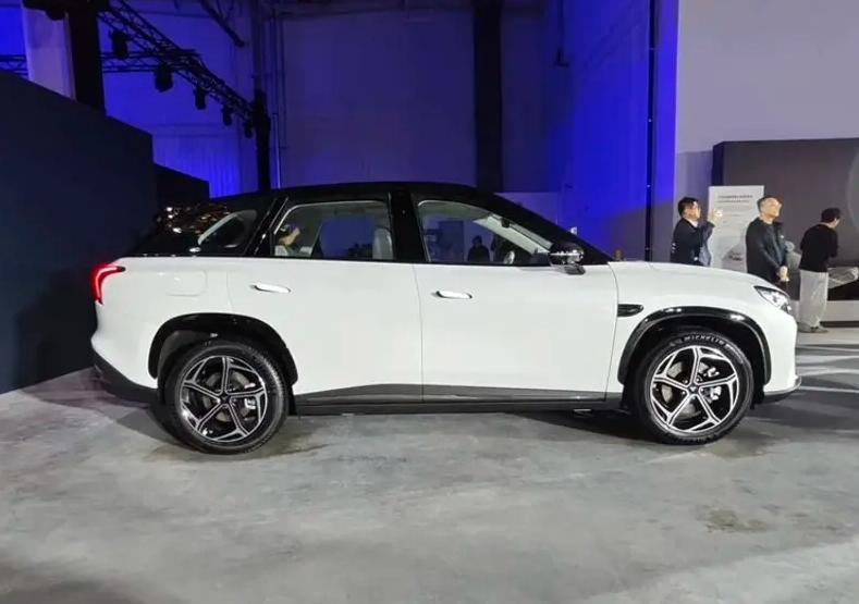 哪吒L正式上市 售價12.99萬起 配備雙聯屏+車載冰箱+零重力座椅