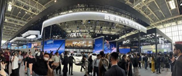 2024北京車展:比亞迪新車9連發,展臺被國際友人擠爆了