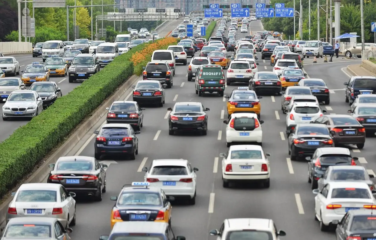 未來是電車“卷土重來”?還是油車“永不落幕”?歷史早給出答案