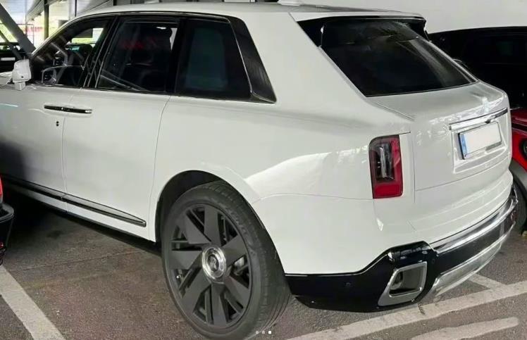 全新一代勞斯萊斯庫里南實車曝光,大燈微調,配6.7升V12引擎