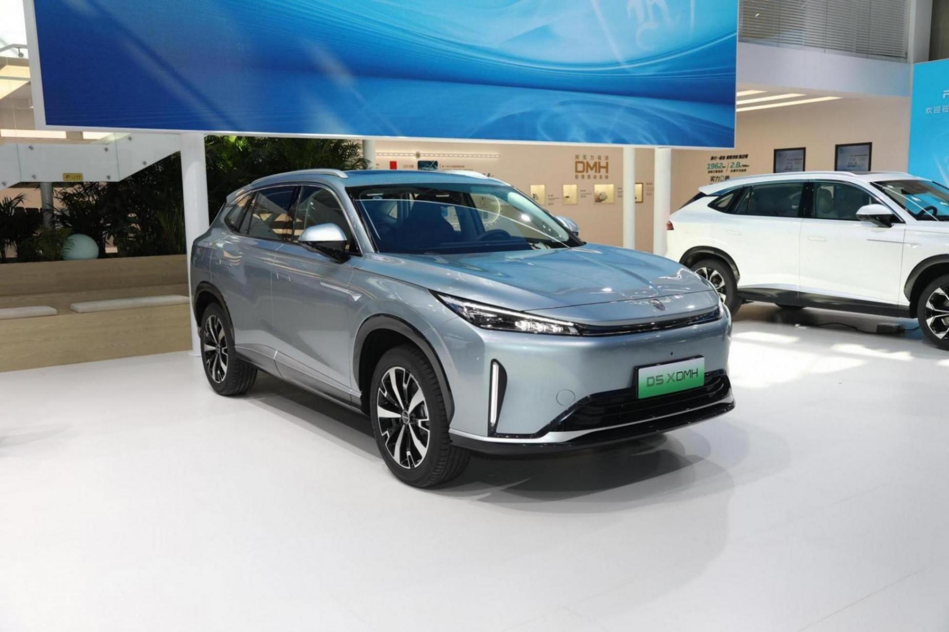 榮威D5X DMH,共有四款配置車型,續航1300km,預售價11.98萬起