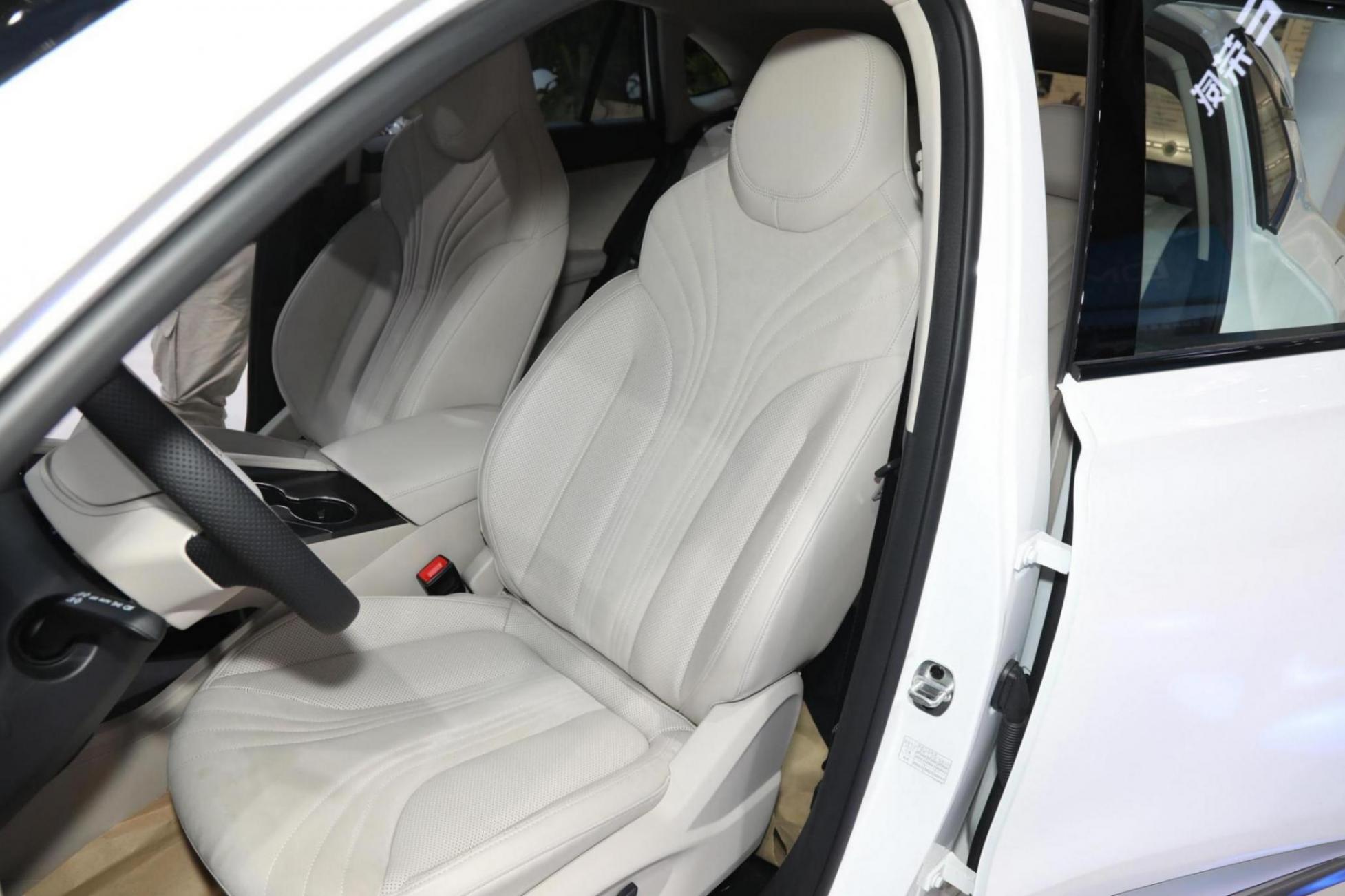 榮威D5X DMH,共有四款配置車型,續航1300km,預售價11.98萬起