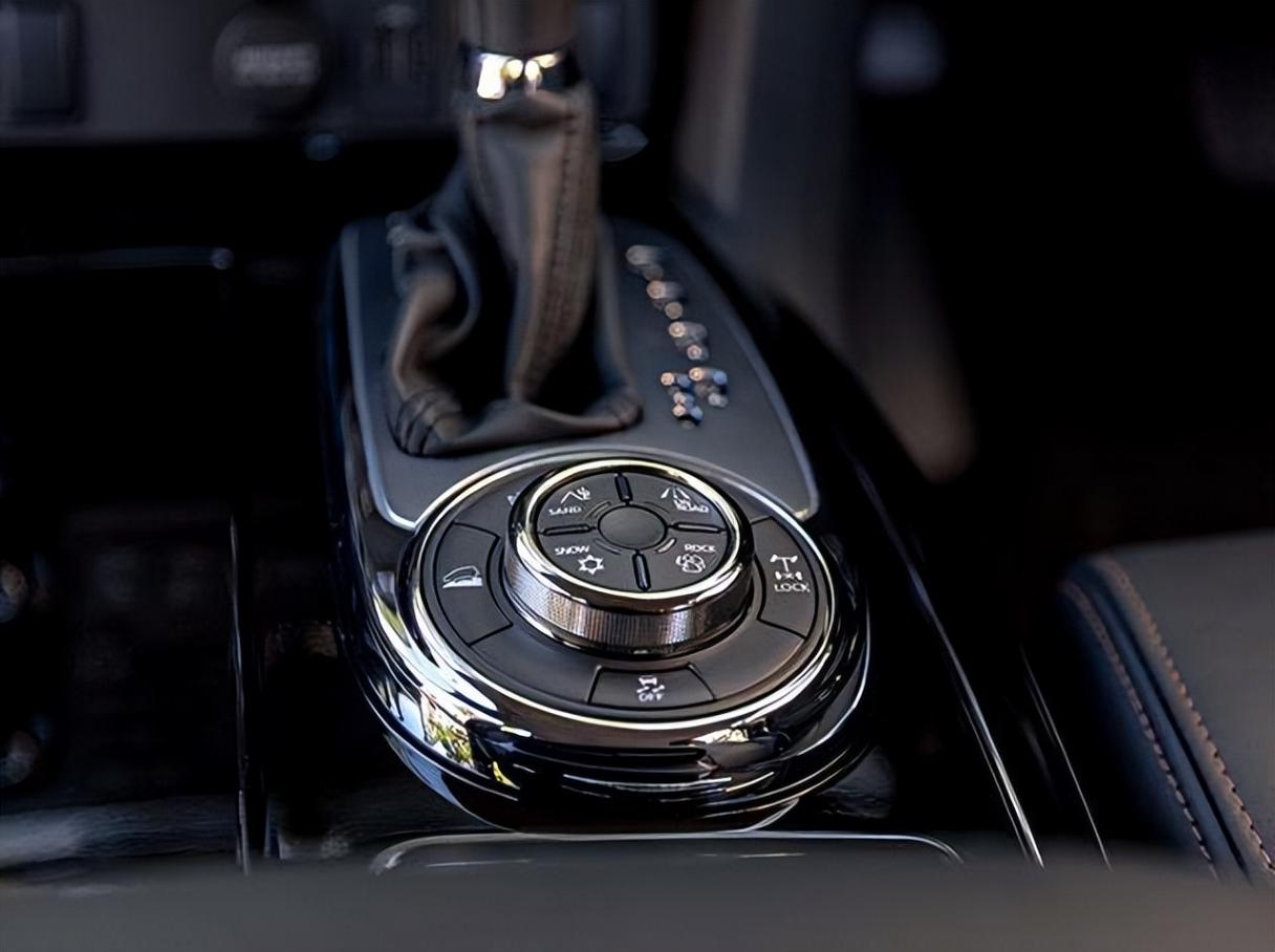 日產大越野來了,車長5175mm,7座/8座,V8自吸+超級四驅+差速鎖