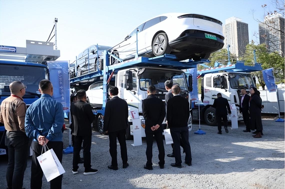 東風商用車攜高效轎運車亮相東風物流2025年度合作伙伴大會