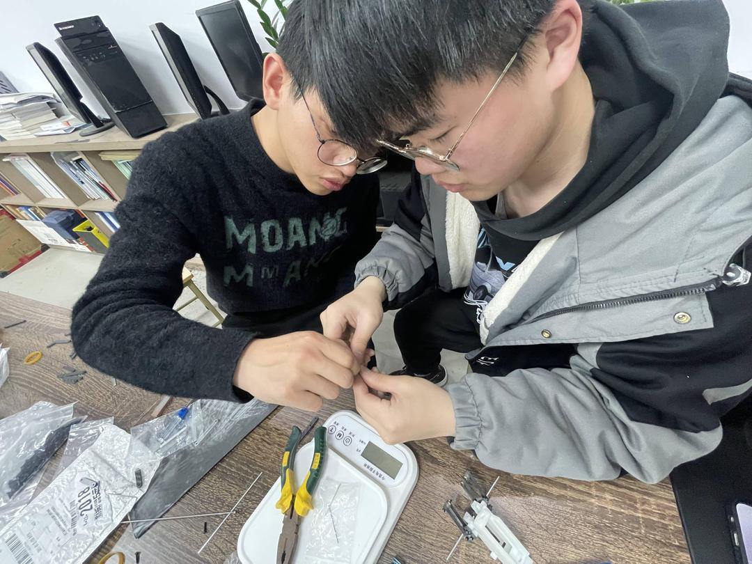 跳出60倍體長(zhǎng)!浙江大學(xué)生自主研發(fā)“跳躍冠軍”機(jī)器人