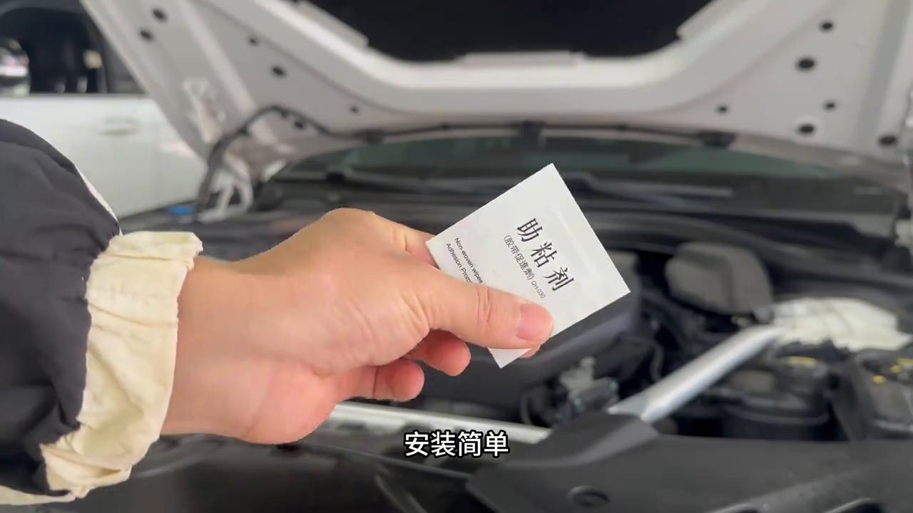 寶馬原車機蓋沒有密封條,機蓋縫隙大容易進水漬灰塵難清理