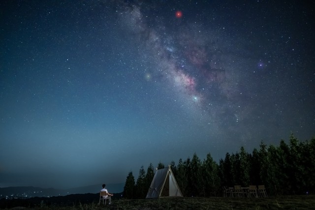 《星愿》在星河里,擁抱夢想與愛的熠熠華光