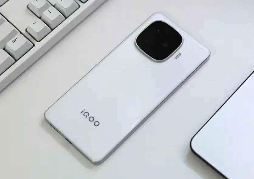 iQOO價格戰再升級!2294元旗艦機攪動中端市場