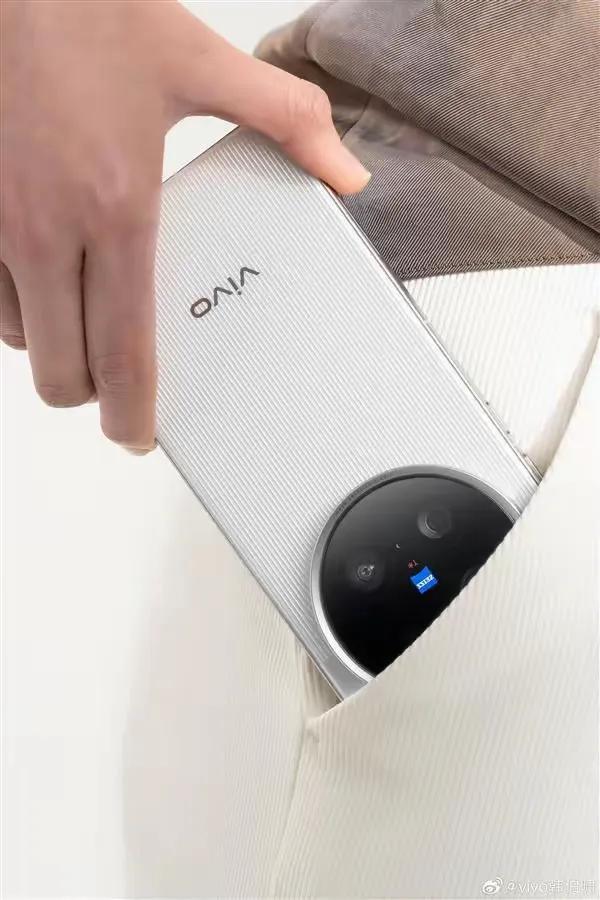 未發先火!vivo X200 Ultra真機曝光:影像滅霸or“板磚”爭議?