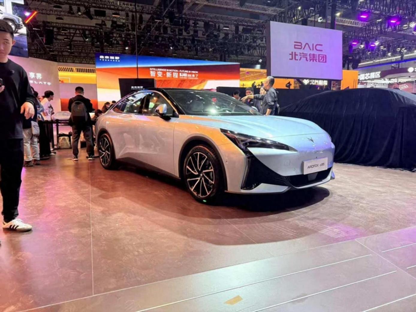 2025上海車展探館:新款極狐阿爾法S5實車,部分配置信息曝光