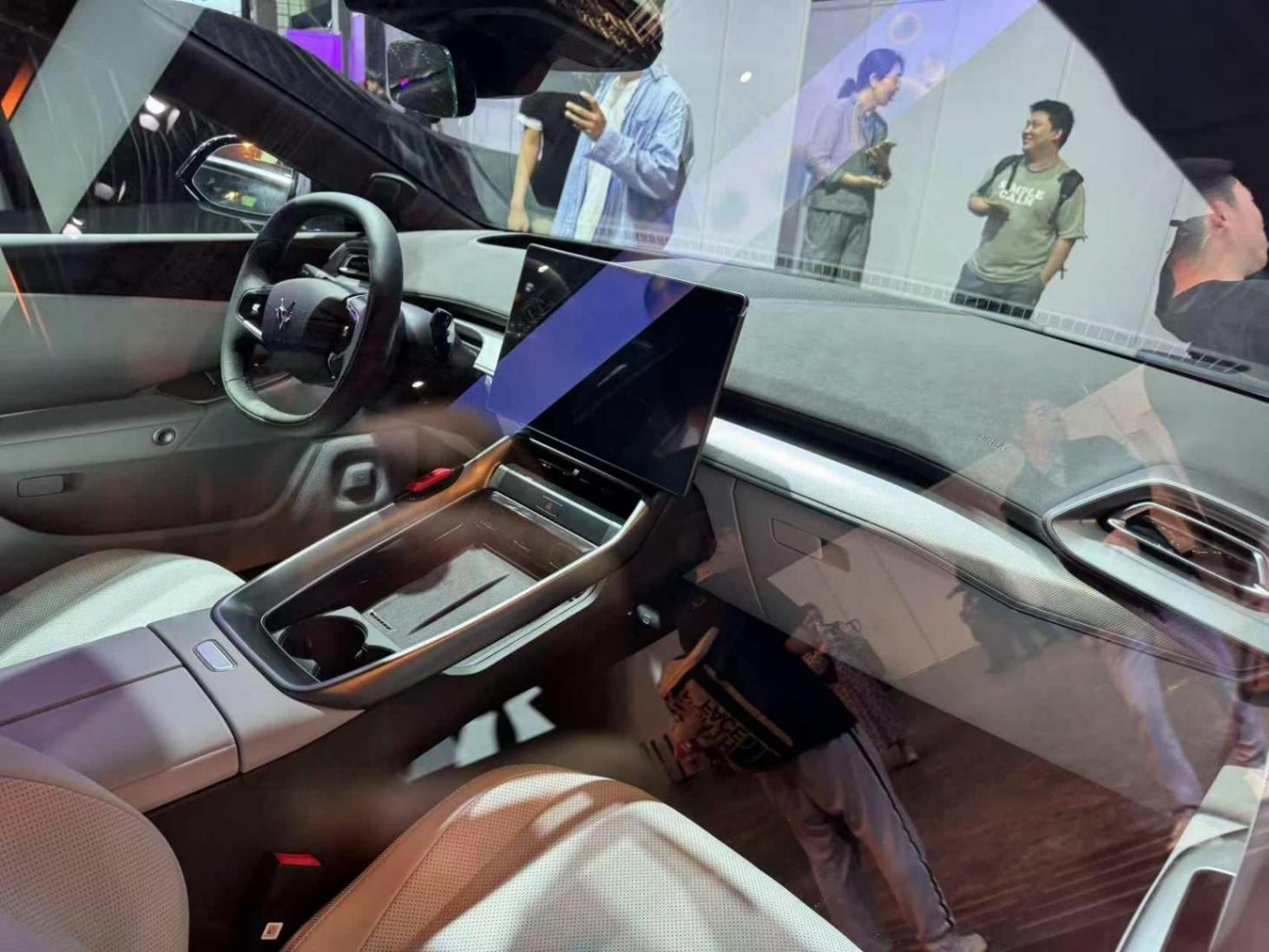 2025上海車展探館:新款極狐阿爾法S5實車,部分配置信息曝光