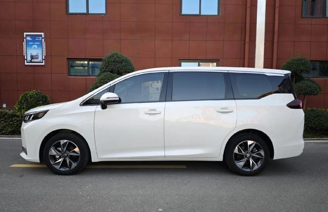 混動 MPV 油耗 5L 燃油 MPV 動力強 10-15 萬家庭出行選誰更香