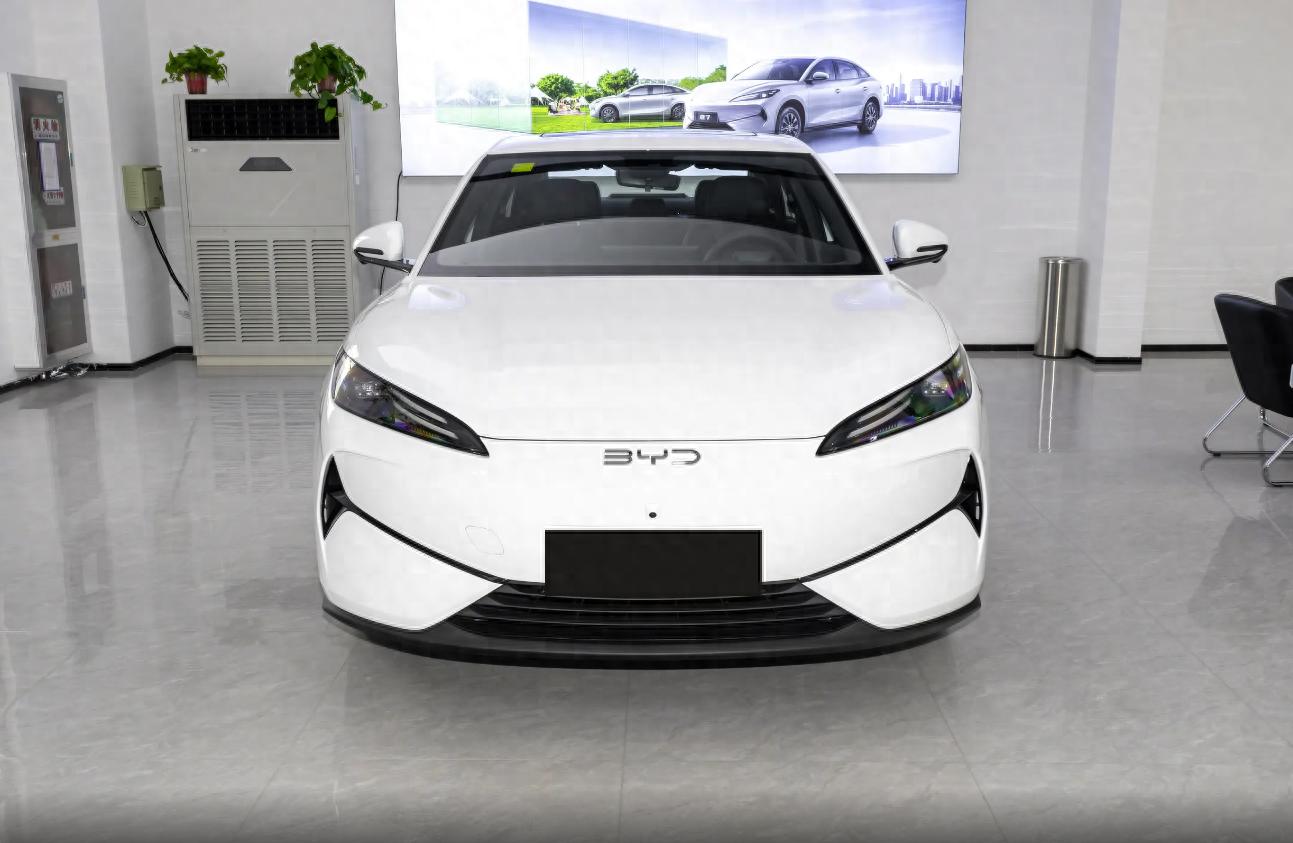 售價10.38-11.58萬元,比亞迪e7正式上市,提供兩種續航
